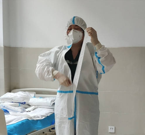 曹縣中醫院急診科開展“穿脫防護服”技能考核，筑牢醫護人員防護安全線